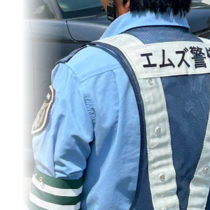 誘導棒を持つ警備員
